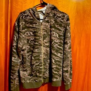 Camo XL ( fits like large ) tight zip up